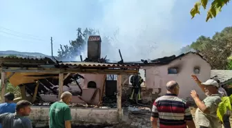 Denizli'nin Buldan ilçesinde yangın çıkan evde hasar meydana geldi