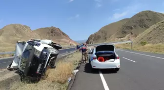 Erzurum'da canlı tavuk yüklü kamyonet devrildi, 2 kişi yaralandı