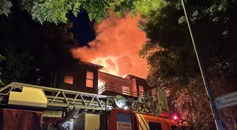 Büyükada'da Metruk Ahşap Binada Çıkan Yangına İtfaiye Ekipleri Müdahale Ediyor