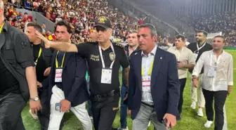 Göztepe Taraftarı Fenerbahçe Başkanı Ali Koç'u İterek Düşürdü