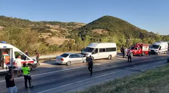 Amasya'da minibüs ile otomobil çarpıştı: 13 yaralı