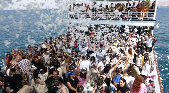 İranlı Turistler Van Gölü'nde Köpük Partisi Yapıyor