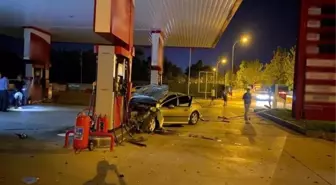 Kırşehir'de Otomobil Benzin İstasyonuna Dalması Kamerada
