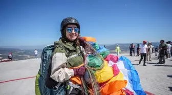 Artvin Vali Yardımcısı Dilara Şenoğlu Bilecik'te Yamaç Paraşütü Gösteri Uçuşu Yaptı