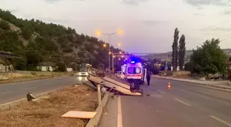 Amasya'da otomobil refüje dalıp aydınlatma direğine çarptı: 4 yaralı