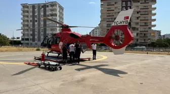 Diyarbakır'da araç çarpması sonucu yaralanan yaşlı kadın ambulans helikopterle hastaneye sevk edildi