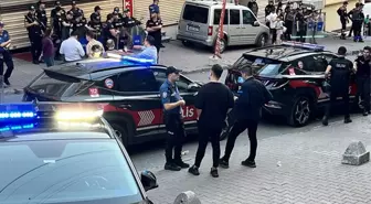 Taciz iddiası mahalleyi karıştırdı! Kasabı, öfkeli kalabalığın elinden polis kurtardı