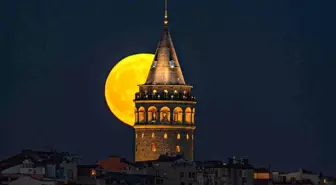 İstanbul'da Galata Kulesi ile Dolunay Manzarası