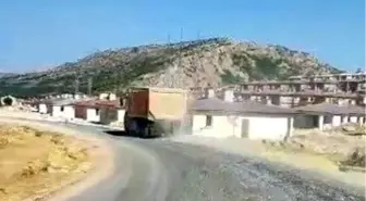 Adıyaman'da Kamyonun Yola Döktüğü Mıcırlar Tepkilere Neden Oldu