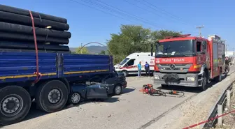 Sakarya'da park halindeki tıra arkadan çarpan otomobilin sürücüsü hayatını kaybetti