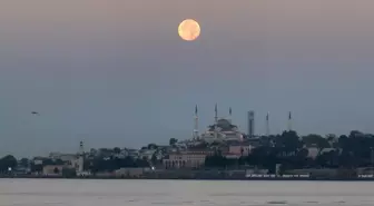 İstanbul Semalarında Süper Ay Manzarası