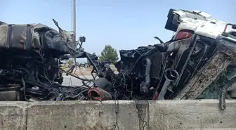 Hatay'da tır devrildi, sürücü hafif yaralandı