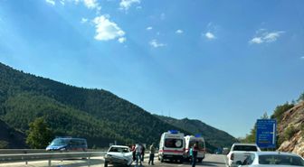 Isparta'da Kontrolden Çıkan Otomobilin Bariyerlere Çarpması Sonucu 4 Kişi Yaralandı