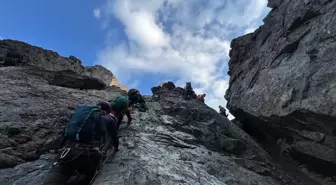 Asya Dağcılık ve Doğa Sporları Kulübü Üyeleri Verçenik Tepesi'ne Tırmandı