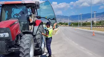 Amasya Merzifon'da yapılan trafik denetiminde 8 sürücüye para cezası uygulandı