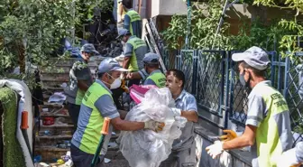 Antalya'da bir apartmanda biriktirilen atıklar temizlendi