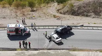 Denizli'de kafa kafaya çarpışan otomobillerde 1 ölü, 3 yaralı