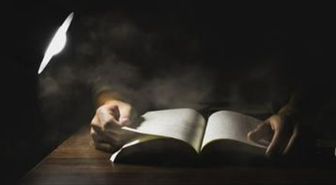 Hırsızlık için girdiği evde, Yunan Mitolojisi kitabını okumaya dalınca ev sahibi tarafından yakalandı