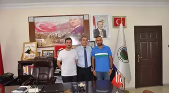 Sason Belediye Başkanı İrfan Demir, İlçe Milli Eğitim Şube Müdürlerine plaket verdi