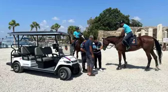 Antalya'da Atlı Jandarma Ekipleri Sahil ve Plajların Güvenliğini Sağlıyor