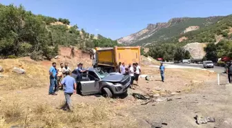 Tunceli'de Kamyon ile Otomobil Çarpıştı: 2'si Ağır 7 Kişi Yaralandı