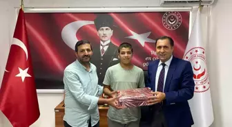 Bilecikli güreşçi Kudret Can Gezer, Aile ve Sosyal Hizmetler İl Müdürü İlkay Türkoğlu'nu ziyaret etti