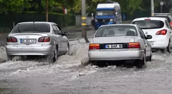 Ankara'nın iki ilçesini sağanak vurdu, yollar göle döndü