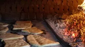 Tokat'ın Reşadiye ilçesinde kadınlar imece usulüyle ekmek pişiriyor