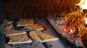 Tokat'ın Reşadiye ilçesinde kadınlar imece usulüyle ekmek pişiriyor