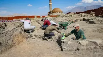 Van Kalesi'nin güneyindeki Eski Van Şehri'nde yeni yapılar ortaya çıkarıldı