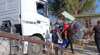 Tarsus'ta tırla cipin çarpışması sonucu 1 kişi hayatını kaybetti, 6 kişi yaralandı