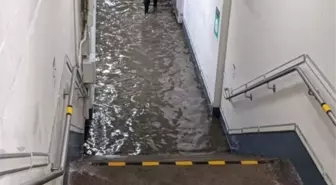 Tokyo'da şiddetli yağmurlardan dolayı metro istasyonlarını su bastı