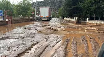 Elmalı'da Sağanak Yaşamı Olumsuz Etkiledi