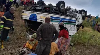 Çorum İskilip'te tarım işçilerini taşıyan kamyonet şarampole devrildi: 12 yaralı