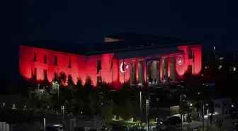 Ahlat Cumhurbaşkanlığı Külliyesi Türk Bayrağı ve Cumhurbaşkanlığı forsuyla ışıklandırıldı