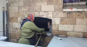 Hacer Usta, 13 yıldır taş ocağının başında çörek ve simit pişiriyor