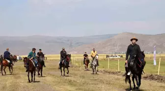 Ardahan'da Yağışlı Hava Nedeniyle At Yarışları Yarıda Kaldı