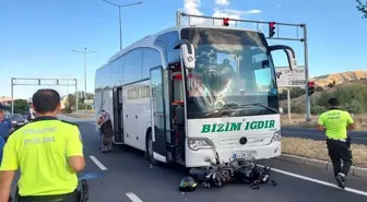 Erzincan'da yolcu otobüsü ile motosiklet çarpışması: 2 kişi ağır yaralandı