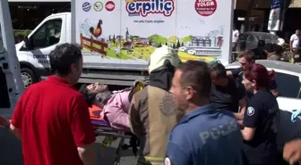 Kadıköy'de Otomobil Tavuk Yüklü Kamyonete Çarptı