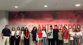 Kemer İlçe Gençlik ve Spor Müdürlüğü, başarılı öğrencileri Antalyaspor-Atakaş Hatayspor maçına götürdü