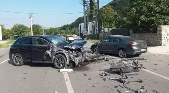 Sapanca'da otomobil ve cipin karıştığı kaza: 3 yaralı