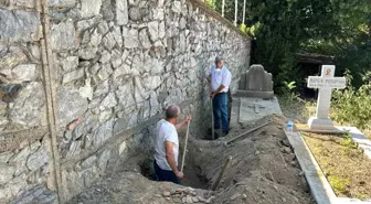 Şişli'deki Rum Ortodoks Mezarlığı'nda Define Arayan 4 Şüpheli Yakalandı