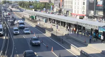 Beşyol Metrobüs Durağında 'Beyaz Yol' Çalışması Nedeniyle Trafik Yoğunluğu