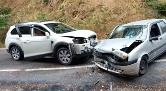 İnegöl'de cip ile otomobil çarpıştı: 2 yaralı