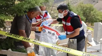 Mezarlıkta kötü koku ihbarına giden ekipler poşete sarılarak toprağa gömülmüş bebek cesedi buldu