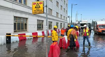 Meteoroloji uyarmıştı! Şiddetli yağış İstanbullulara zor anlar yaşattı