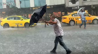 İstanbul'da Sağanak Yağış: Kabataş Tramvay Yolu Su Kanalına Döndü, Seferler Durduruldu