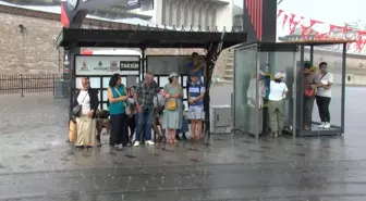 İstanbul'da Aniden Bastıran Yağmur Vatandaşları Hazırlıksız Yakaladı