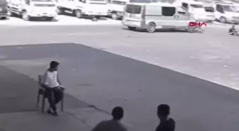 Adana'da minibüsle çarpışan motosiklet sürücüleri yaralandı