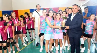 Aksaray'da düzenlenen voleybol turnuvasında kazanan takımlar kupalarını aldı